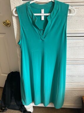Sleeveless V-Neck Shift Tank Top in Teal